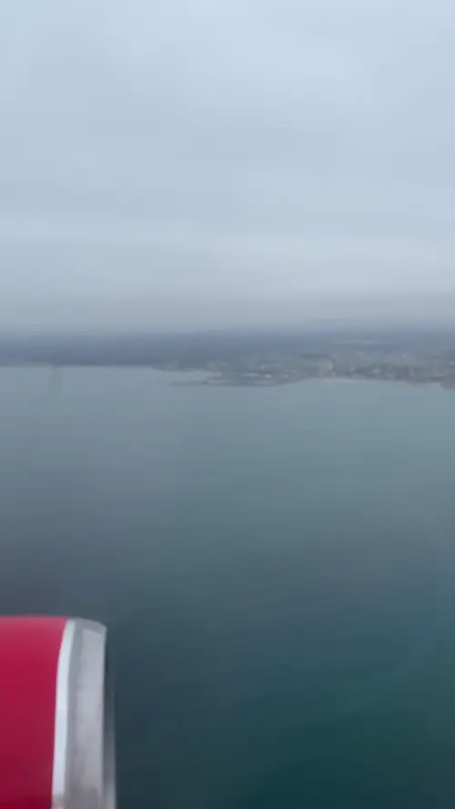 비행기에서 바라보는 바다 풍경