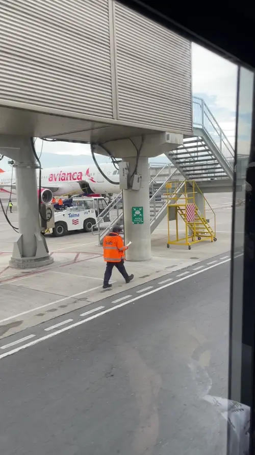 비행기까지 이동하는 셔틀 버스