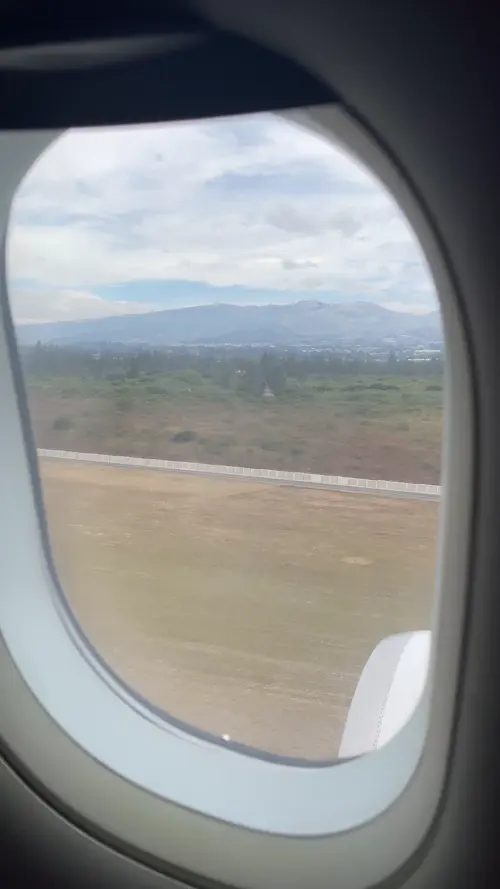 키토 공항에 착륙하는 비행기