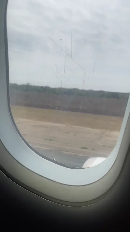 만타를 떠나 이륙하는 비행기