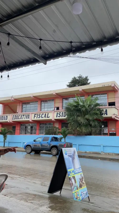 교실을 이동 중인 학생들