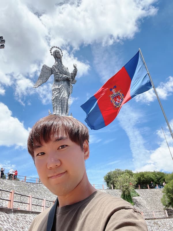 Blogger with Virgin of the Panecillo