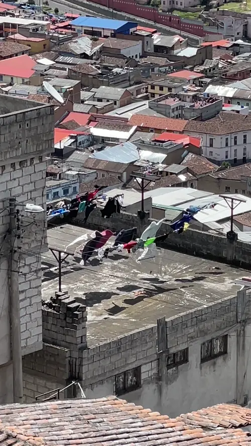 바람에 나부끼는 건조 중인 빨래들