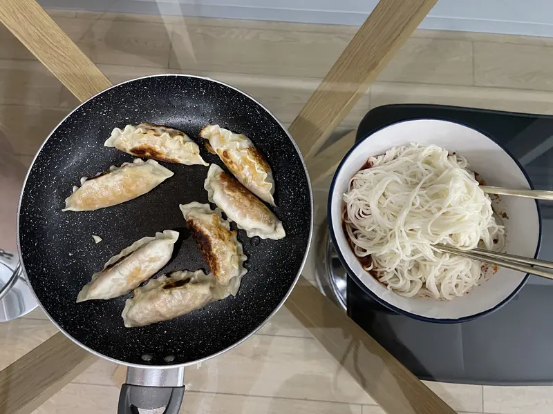 비빔국수와 군만두