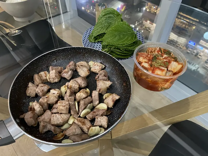 깻잎쌈과 구운 돼지고기