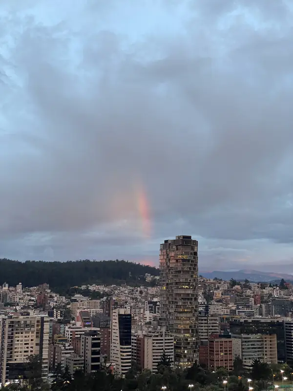 도시를 관통하는 듯한 저녁의 무지개