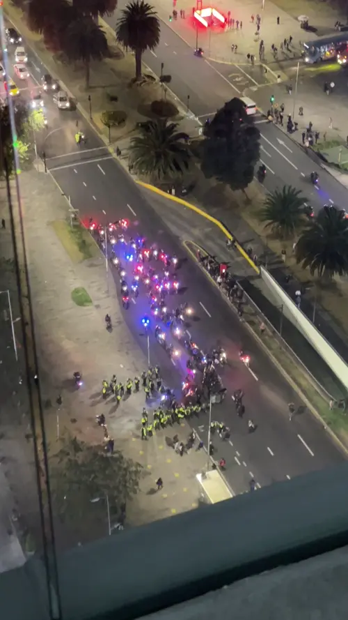 거리를 가득 채운 경찰들