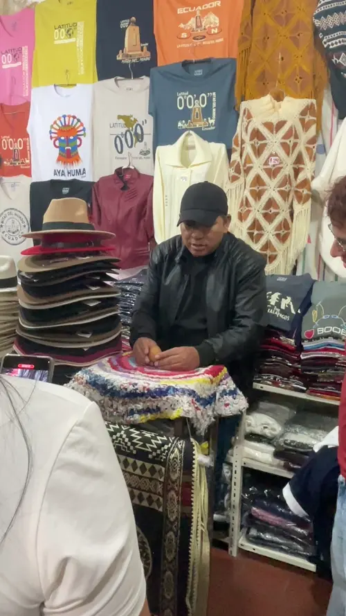 못 위에 달걀을 세우는 가게 주인