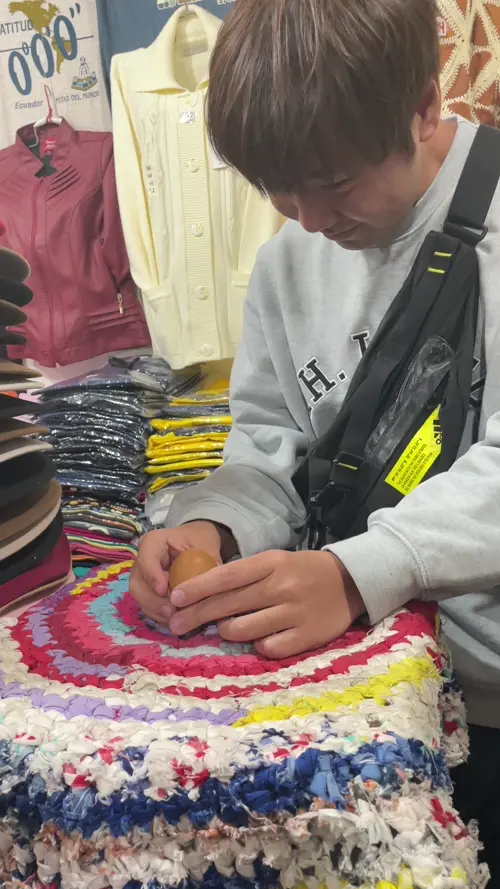 못 위에 달걀을 세우려 시도하는 블로거