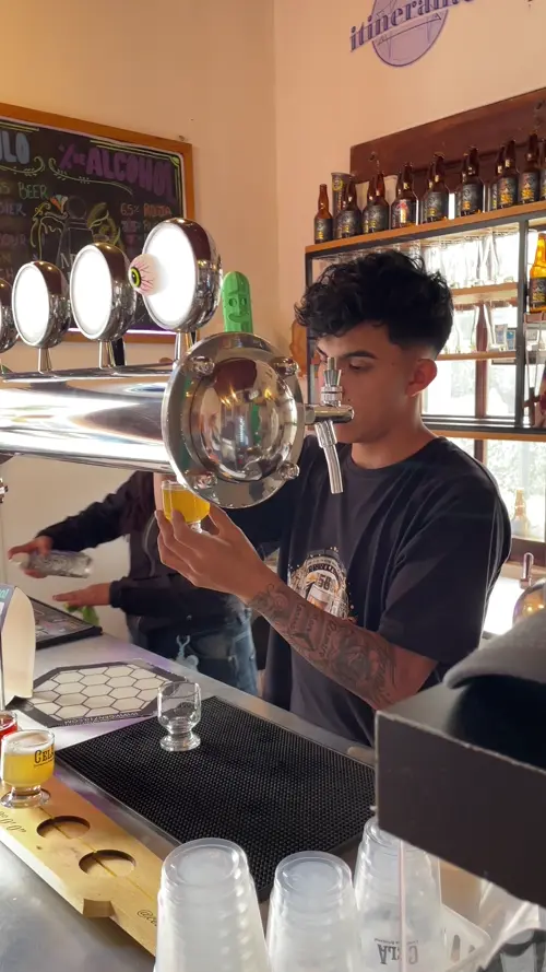 잔에 맥주를 담는 직원