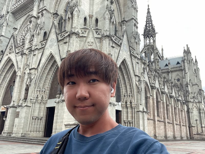 Blogger with Basilica of the Voto Nacional