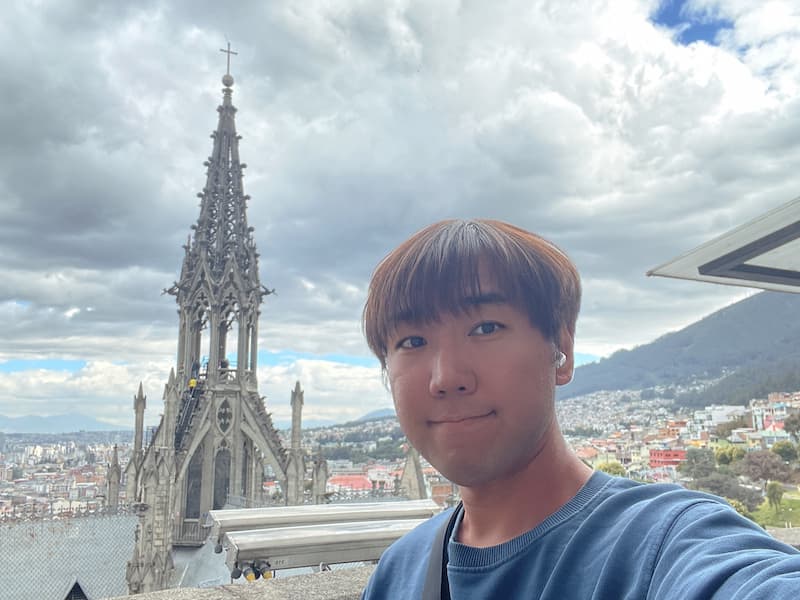 Blogger with Basilica of the Voto Nacional