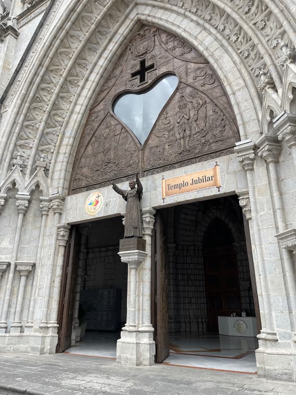 The door of the Basilica of the Voto Nacional
