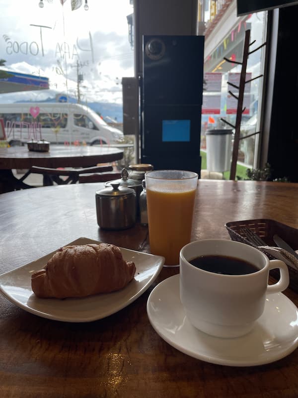 빵, 주스와 커피