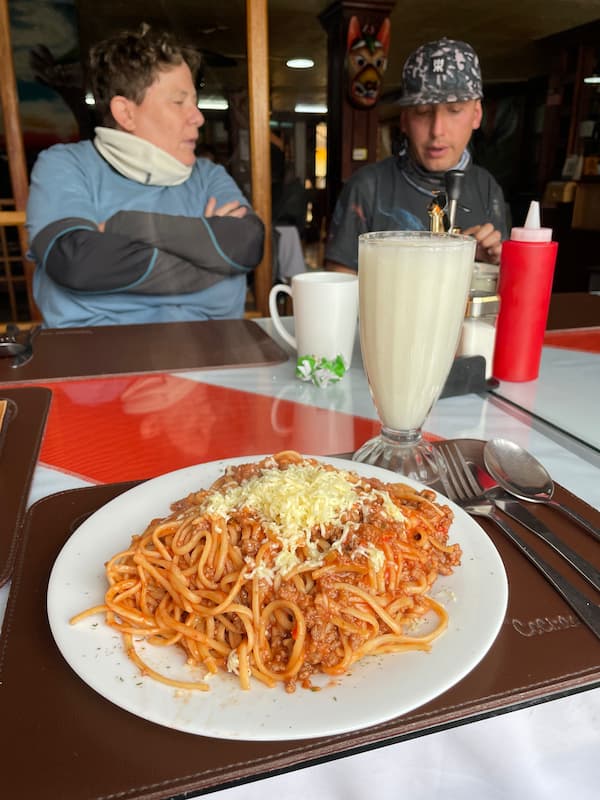 볼로네스 파스타와 과나바나 주스