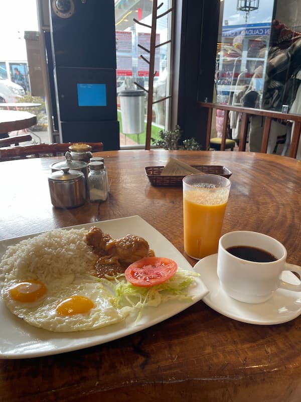 치킨과 밥, 계란과 샐러드