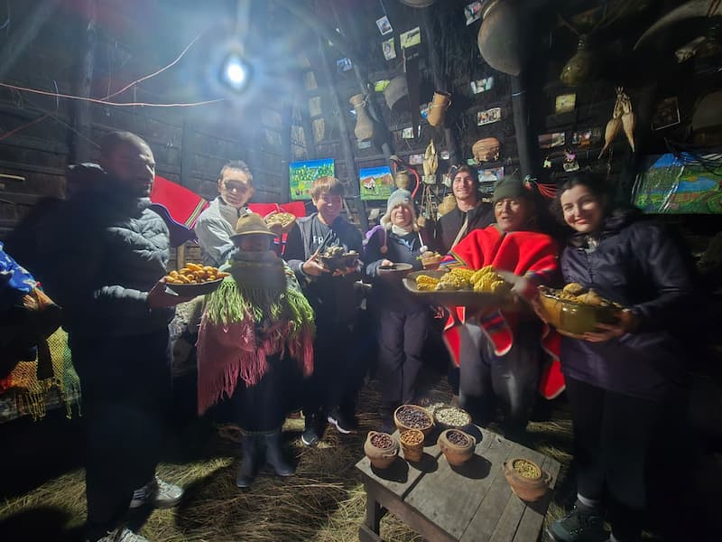 전통 가옥에서 투어 일행들과 단체 사진