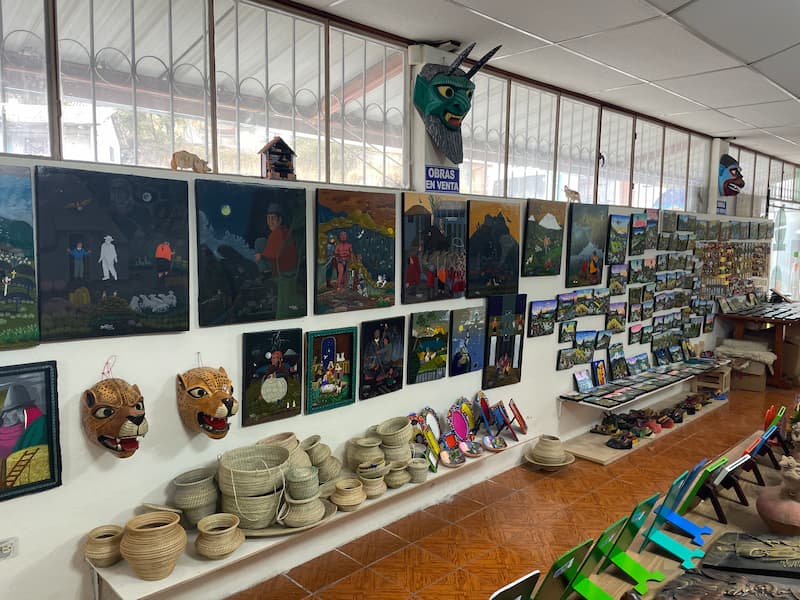 갤러리 안 티구아 화풍 원주민 예술품들