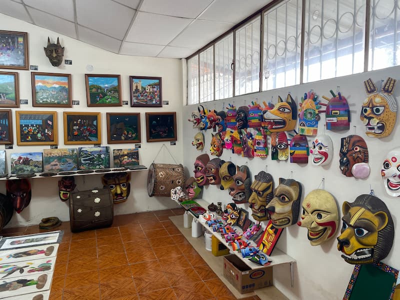 갤러리 안 티구아 화풍 원주민 예술품들