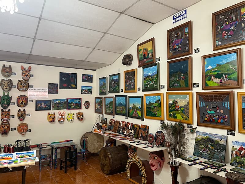 갤러리 안 티구아 화풍 원주민 예술품들