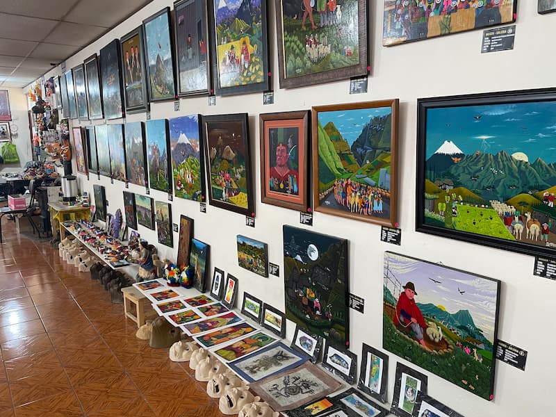 갤러리 안 티구아 화풍 원주민 예술품들