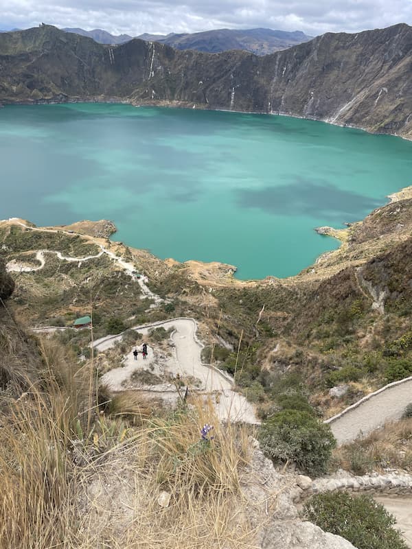 킬로토아 호수를 향해 내려가는 길