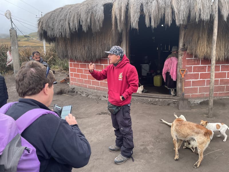 돈 훌리안 아저씨의 집에 관하여 설명하는 가이드