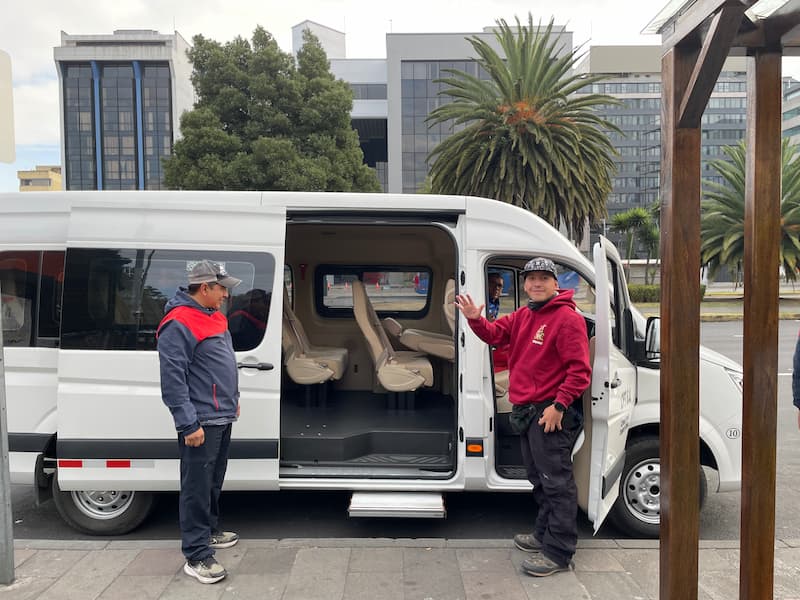 반갑게 인사해 주는 가이드와 투어 내내 타고 다녔던 밴