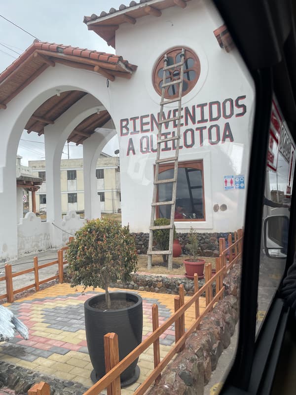 킬로토아 호수의 매표소