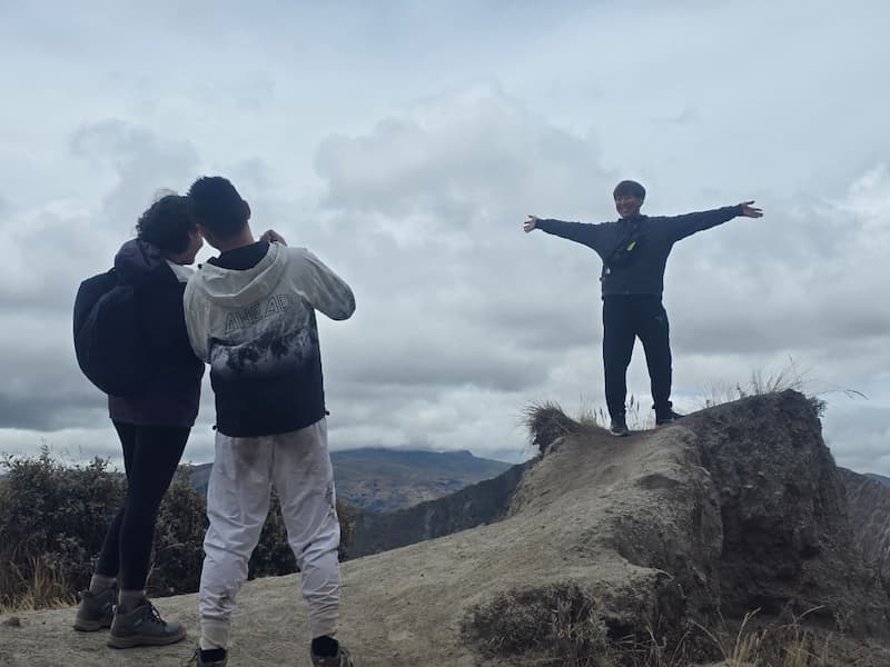 블로거의 사진을 찍어주고 있는 투어 일행들