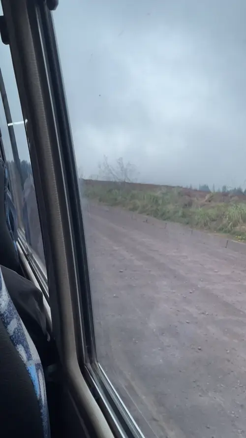 비포장도로를 달리는 흔들리는 밴