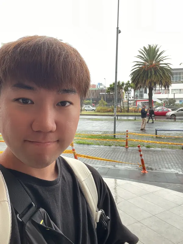 우천에 여행을 출발하는 블로거