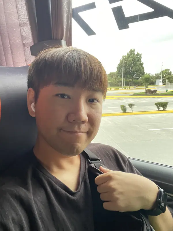 버스에 탑승한 블로거