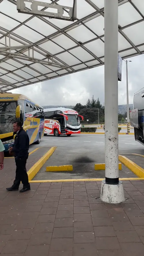 승강장에 도착한 리오밤바행 버스