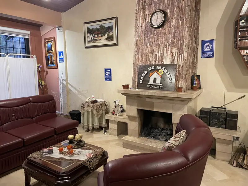 카사 데 마몰 벽난로 쪽 거실