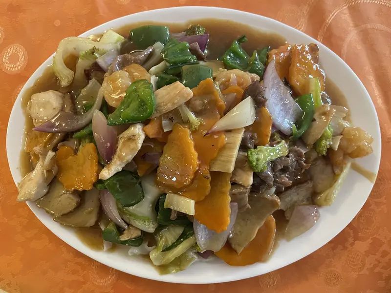 볶은 돼지고기와 면, 채소