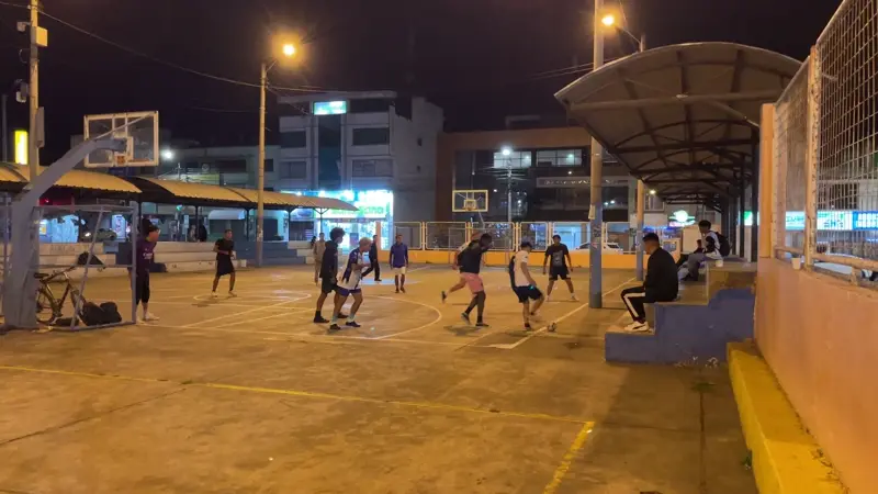 풋살 경기 중인 에콰도르 남자들