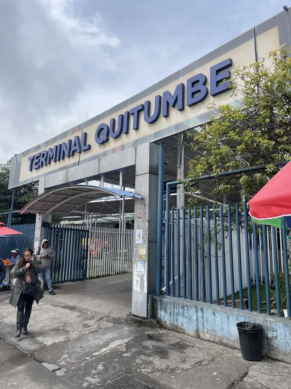 키툼베 버스 터미널 입구