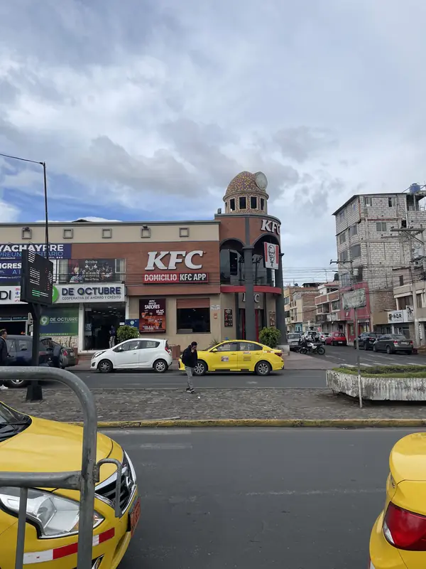 리오밤바 시내 길 건너편의 KFC