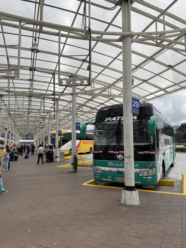 키툼베 고속버스 터미널 승강장