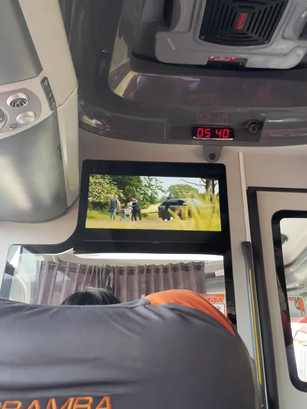 버스 위에서 상영 중인 분노의 질주 더 얼티메이트