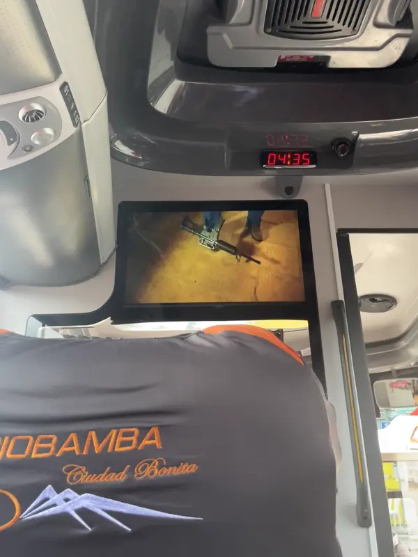 버스 위에서 상영 중인 뱅가드