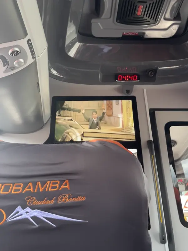 버스 위에서 상영 중인 뱅가드