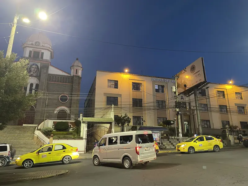 침보라소 국립 대학교와 마드레 돌로로사 가톨릭 성당