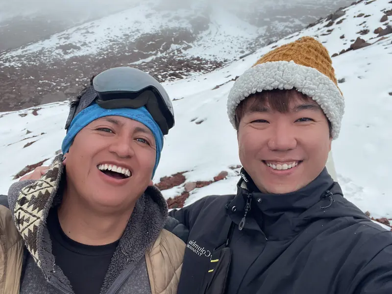 만년설을 배경으로 블로거와 가이드 파울