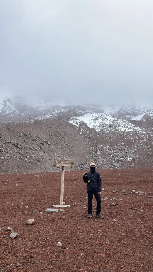 만년설을 향해 올라가다가 뒤돌아본 블로거