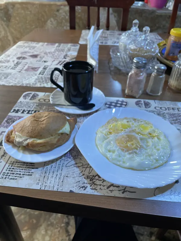 햄치즈빵과 계란, 아마조나스 커피