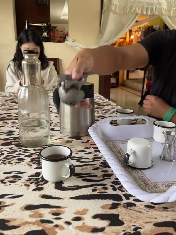 까넬라소에 레몬을 짜 넣어주는 가이드 파울