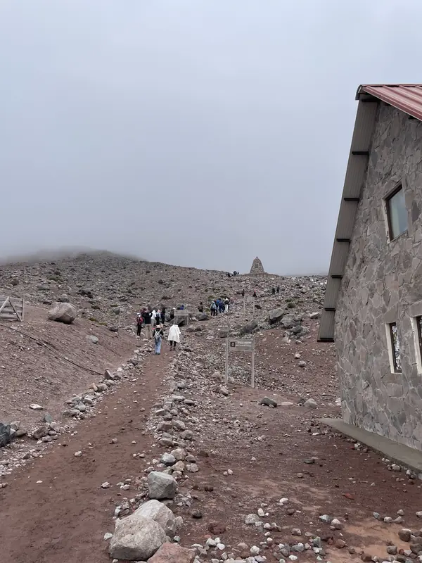 폐쇄된 카렐 산장과 침보라소 화산을 올라가는 여러 여행객