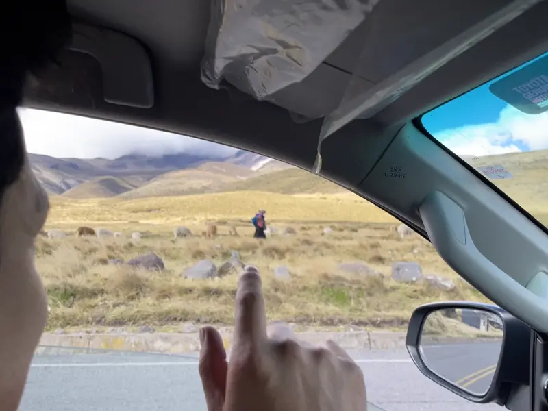 원주민 어머님께 사진 촬영 협조를 부탁하는 가이드 파울